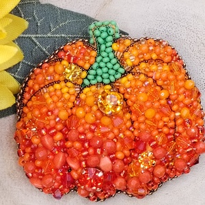 Tököcske bross, Ékszer, Kitűző és Bross, Gyöngyfűzés, gyöngyhímzés, MESKA