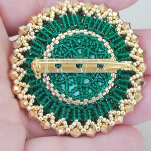 Zöldarany fűzött bross - ékszer - kitűző és bross - Meska.hu