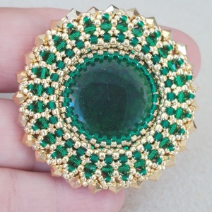 Zöldarany fűzött bross - ékszer - kitűző és bross - Meska.hu