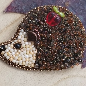 Sün Balázs bross, Ékszer, Kitűző és Bross, Gyöngyfűzés, gyöngyhímzés, MESKA