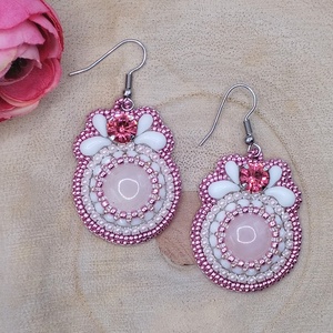 Rózsaszín hímzett fülbevaló, rózsakvarc kabosonnal, Ékszer, Fülbevaló, Lógó fülbevaló, , MESKA