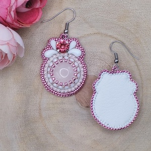 Rózsaszín hímzett fülbevaló, rózsakvarc kabosonnal - ékszer - fülbevaló - lógó fülbevaló - Meska.hu