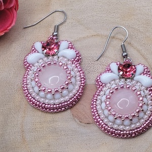 Rózsaszín hímzett fülbevaló, rózsakvarc kabosonnal - ékszer - fülbevaló - lógó fülbevaló - Meska.hu