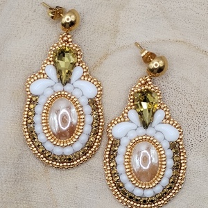 Arany fehér hímzett fülbevaló, Ékszer, Fülbevaló, Lógó fülbevaló, Gyöngyfűzés, gyöngyhímzés, MESKA