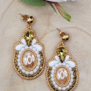 Arany fehér hímzett fülbevaló - ékszer - fülbevaló - lógó fülbevaló - Meska.hu