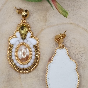 Arany fehér hímzett fülbevaló - ékszer - fülbevaló - lógó fülbevaló - Meska.hu