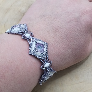 Csillogó lila-feher karkötő , Ékszer, Karkötő, Gyöngyös karkötő, Gyöngyfűzés, gyöngyhímzés, MESKA