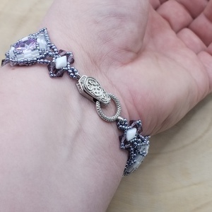 Csillogó lila-feher karkötő  - ékszer - karkötő - gyöngyös karkötő - Meska.hu