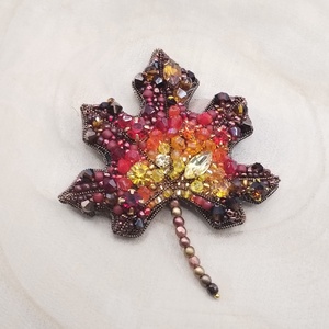 Őszi levél bross, Ékszer, Kitűző és Bross, Gyöngyfűzés, gyöngyhímzés, MESKA