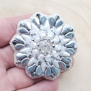 Hófehér ezüst bross, Ékszer, Kitűző és Bross, Gyöngyfűzés, gyöngyhímzés, MESKA