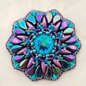 Kökörcsin bross, Ékszer, Kitűző és Bross, Gyöngyfűzés, gyöngyhímzés, MESKA