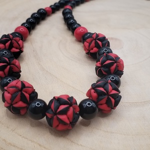 Fekete-piros bogyós nyaklánc  - ékszer - nyaklánc - bogyós nyaklánc - Meska.hu