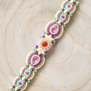 Tavasz váró hímzett karkötő  - ékszer - karkötő - gyöngyös karkötő - Meska.hu