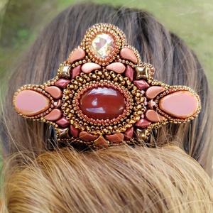 Díszes konty fésű carneol kabosonnal, Esküvő, Hajdísz, Fésűs hajdísz, Gyöngyfűzés, gyöngyhímzés, MESKA