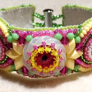 Tavasz váró hímzett karkötő  - ékszer - karkötő - gyöngyös karkötő - Meska.hu