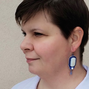 Kék hölgy hímzett fülbevaló - ékszer - fülbevaló - lógó fülbevaló - Meska.hu