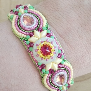 Tavasz váró hímzett karkötő  - ékszer - karkötő - gyöngyös karkötő - Meska.hu