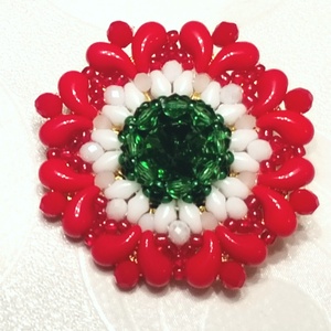 Gyöngy kokárda, gyöngy nemzeti kitűző, gyöngy trikolór kiegészítő - ékszer - kitűző és bross - Meska.hu