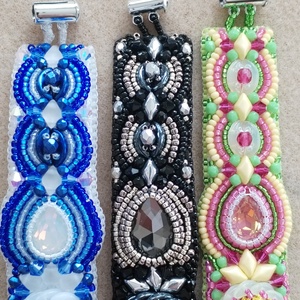 Tavasz váró hímzett karkötő  - ékszer - karkötő - gyöngyös karkötő - Meska.hu