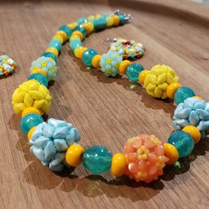 Vidám tavaszi gyöngybogyós nyaklánc - ékszer - nyaklánc - bogyós nyaklánc - Meska.hu