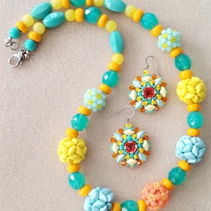 Vidám tavaszi gyöngybogyós nyaklánc - ékszer - nyaklánc - bogyós nyaklánc - Meska.hu