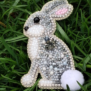 Nyuszi bross, Ékszer, Kitűző és Bross, Gyöngyfűzés, gyöngyhímzés, MESKA