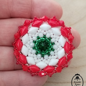 Gyöngy kokárda, gyöngy nemzeti kitűző, gyöngy trikolór kiegészítő - ékszer - kitűző és bross - Meska.hu