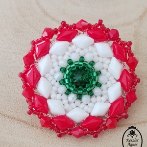 Gyöngy kokárda, gyöngy nemzeti kitűző, gyöngy trikolór kiegészítő - Meska.hu