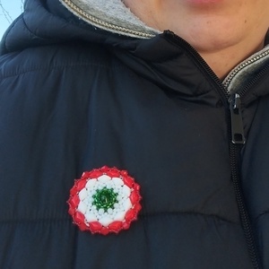 Gyöngy kokárda, gyöngy nemzeti kitűző, gyöngy trikolór kiegészítő - ékszer - kitűző és bross - Meska.hu