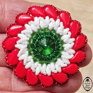 Gyöngyhímzett kokárda, nemzeti színű bross, trikolór kiegészítő, mágnese kivitelben - ékszer - kitűző és bross - Meska.hu