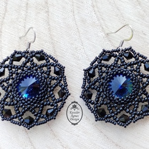 Gyöngyfűzött csipke fülbevaló ragyogó kristállyal � elegáns statement ékszer két színben - ékszer - fülbevaló - lógó fülbevaló - Meska.hu