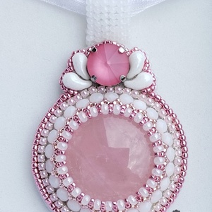Pink tondo medál, elegáns rózsakvarc medál gyöngyhímzéssel � különleges, nőies kézműves ékszer - Meska.hu