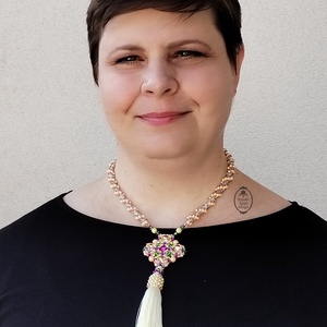 Rózsaszín-zöld kristályos, gyöngyfűzött bojtos nyaklánc � elegáns statement ékszer - ékszer - nyaklánc - medálos nyaklánc - Meska.hu