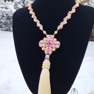 Rózsaszín-zöld kristályos, gyöngyfűzött bojtos nyaklánc � elegáns statement ékszer - ékszer - nyaklánc - medálos nyaklánc - Meska.hu