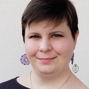 Gyöngyfűzött csipke fülbevaló ragyogó kristállyal � elegáns statement ékszer két színben - ékszer - fülbevaló - lógó fülbevaló - Meska.hu