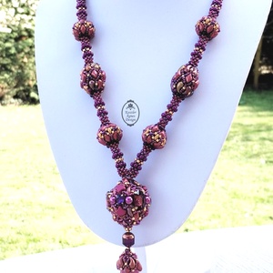 Bordó-lila-arany gyöngybogyós fűzött nyakék rodonit csepp medállal � elegáns, kézzel készült ékszer, Ékszer, Nyaklánc, Bogyós nyaklánc, Ékszerkészítés, Gyöngyfűzés, gyöngyhímzés, MESKA