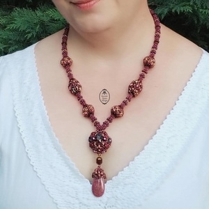 Bordó-lila-arany gyöngybogyós fűzött nyakék rodonit csepp medállal � elegáns, kézzel készült ékszer - ékszer - nyaklánc - bogyós nyaklánc - Meska.hu