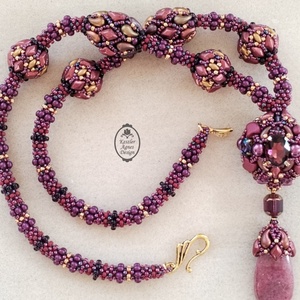 Bordó-lila-arany gyöngybogyós fűzött nyakék rodonit csepp medállal � elegáns, kézzel készült ékszer - ékszer - nyaklánc - bogyós nyaklánc - Meska.hu