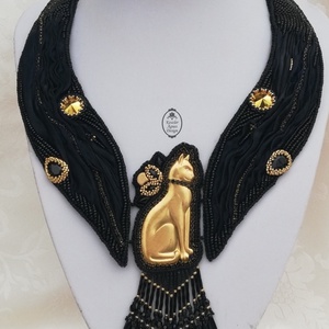Chat Noir - Fekete shibori selyem statement nyakék arany macska medállal � rojtos, gyöngyhímzett - Meska.hu