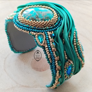 Türkiz shibori selyem gyöngyhímzett karperec üledékes jáspissal � egyedi statement ékszer - ékszer - karkötő - karperec - Meska.hu