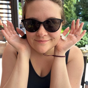 Fekete macska-feher macska fülbevaló, kristályos macska fülbevaló, vicces állatos kiegészítő  - ékszer - fülbevaló - lógó fülbevaló - Meska.hu