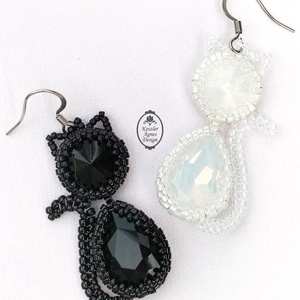 Fekete macska-feher macska fülbevaló, kristályos macska fülbevaló, vicces állatos kiegészítő  - Meska.hu