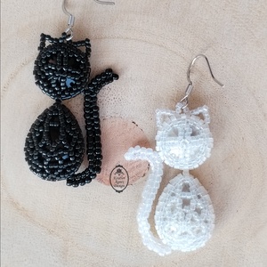 Fekete macska-feher macska fülbevaló, kristályos macska fülbevaló, vicces állatos kiegészítő  - ékszer - fülbevaló - lógó fülbevaló - Meska.hu