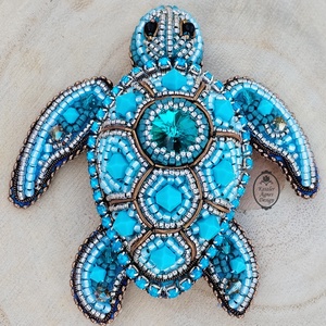 Deep sea turtle, mélytengeri teknős bross, gyöngyhímzett kitűző, kedves állatos ékszer  - ékszer - kitűző és bross - Meska.hu