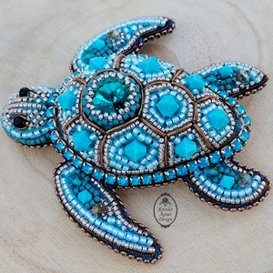 Deep sea turtle, mélytengeri teknős bross, gyöngyhímzett kitűző, kedves állatos ékszer  - ékszer - kitűző és bross - Meska.hu