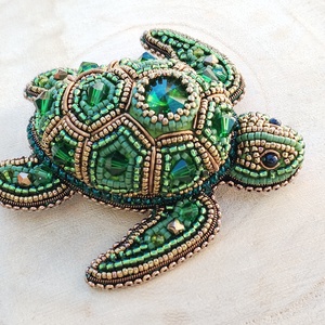 Deep sea turtle, mélytengeri teknős bross, gyöngyhímzett kitűző, kedves állatos ékszer  - Meska.hu