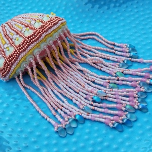 Medúza bross, 3d állatos bross, rózsaszín kitűző, műalkotás a gallérodon - ékszer - kitűző és bross - Meska.hu