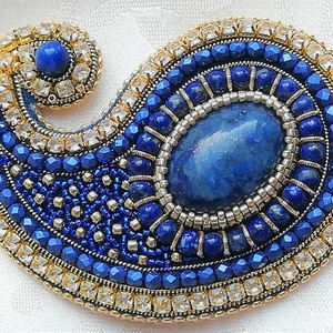 Lapisz kék - arany kasmír mintás bross, lapis lazulit kabosonnal - ékszer - kitűző és bross - Meska.hu