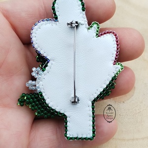 Ametisztes virágcsokor bross, hímzett háromdimenziós kitűző, gyöngyvirág, rózsa, százszorszép  - ékszer - kitűző és bross - Meska.hu