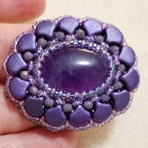 Ametiszt bross, Virág alakú lila bross � elegáns kézműves ásványékszer - ékszer - kitűző és bross - Meska.hu
